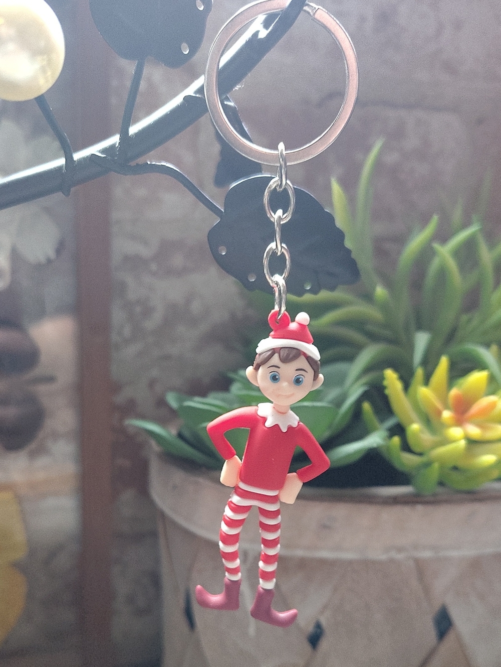 🎅 Elf On A Shelf Keychain Charm - Cute Holiday Accessory